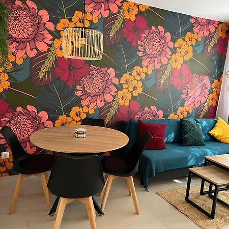 La Apartment *