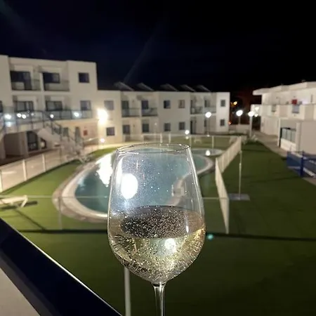 Sun & - Wifi & Pool Apartment