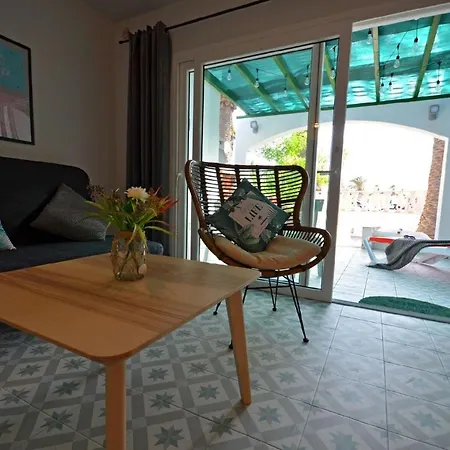 In Mit Terrasse, Gemeinsamem Pool Und Grill Apartment